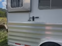 2011 Featherlite Trailers 8549 Gooseneck Horse Trailer — الصورة 2
