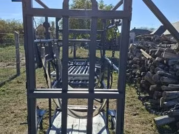szarvasmarha kezelő körmölő kaloda nyakfogóval