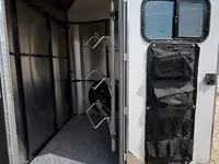 2027 Maverick Trailers 2027 Maverick HS 2 Horse Aluminum & Steel 2400 lbs empty Bumper Pull Horse Trailer — Foto 4